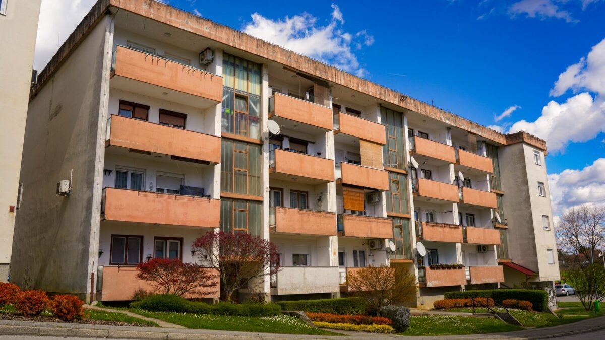 Mehrfamilienhäuser in einer Schweizer Altstadtgasse