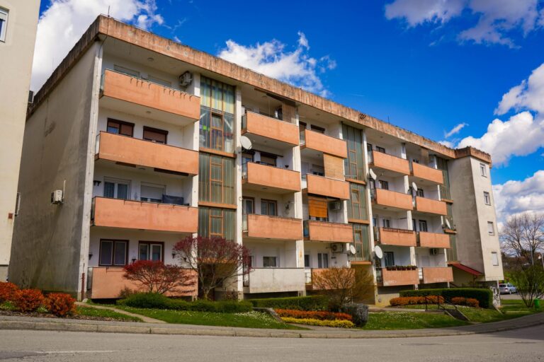 Mehrfamilienhäuser in einer Schweizer Altstadtgasse
