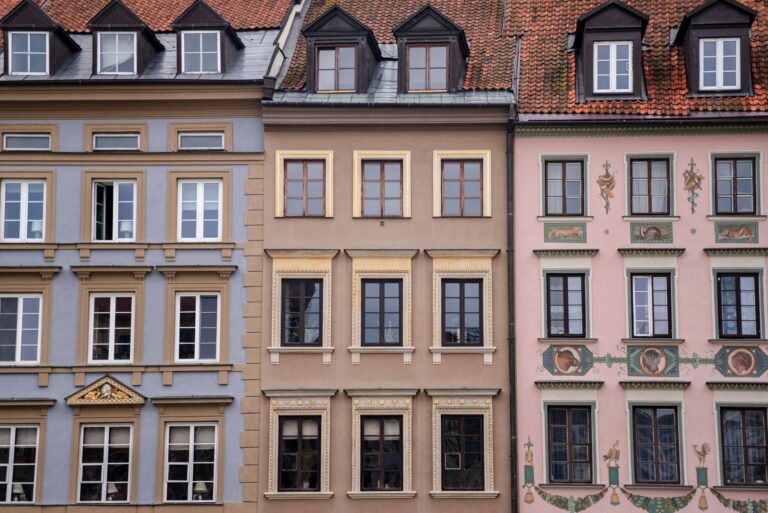 Altstadtfassade mit Wohnungen und Ateliers in einer Schweizer Stadt