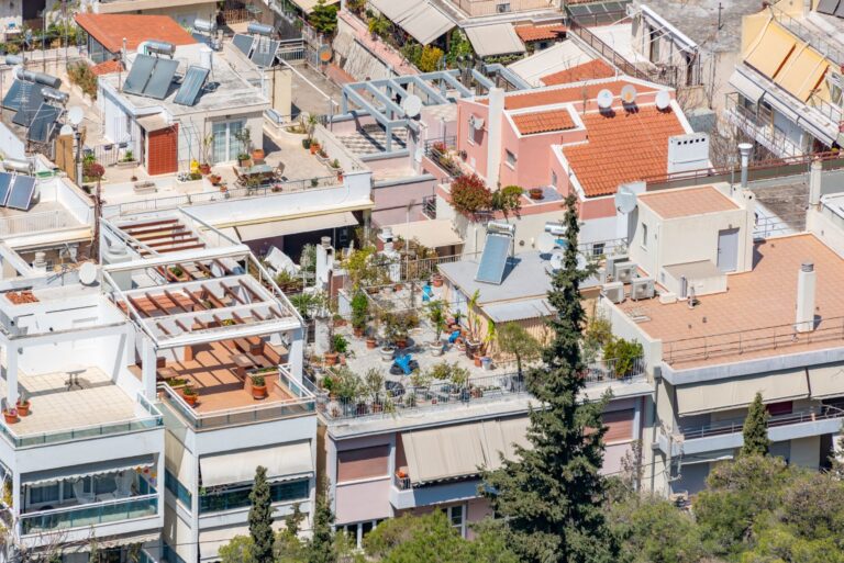 Terrasse mit verglaster Überdachung an einem Einfamilienhaus mit Garten