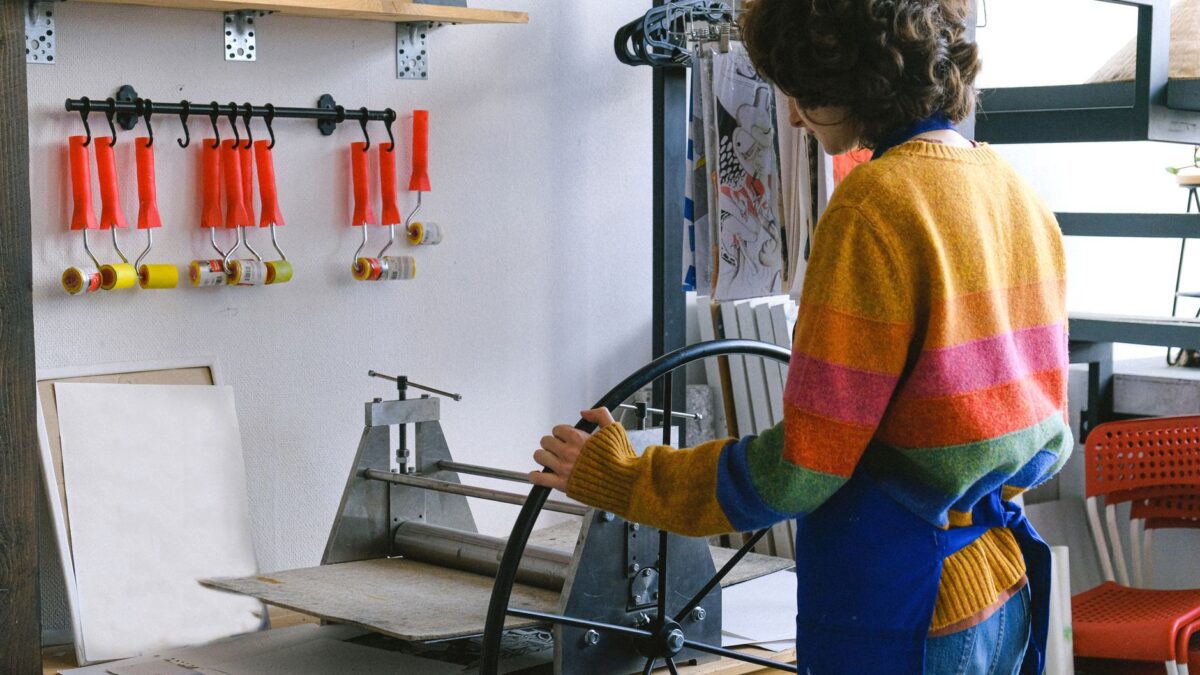 Druckmaschine in einem Produktionsraum mit Bedienpult und Absaugung