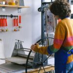 Druckmaschine in einem Produktionsraum mit Bedienpult und Absaugung