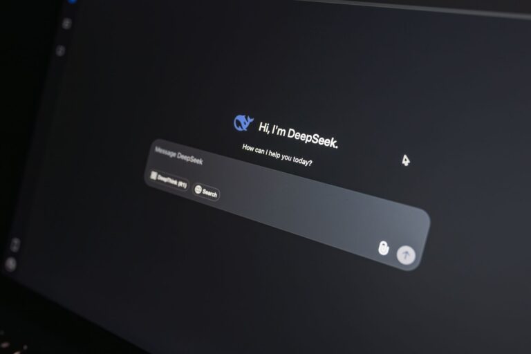 Zwei Bildschirme mit KI-Chat-Assistenten