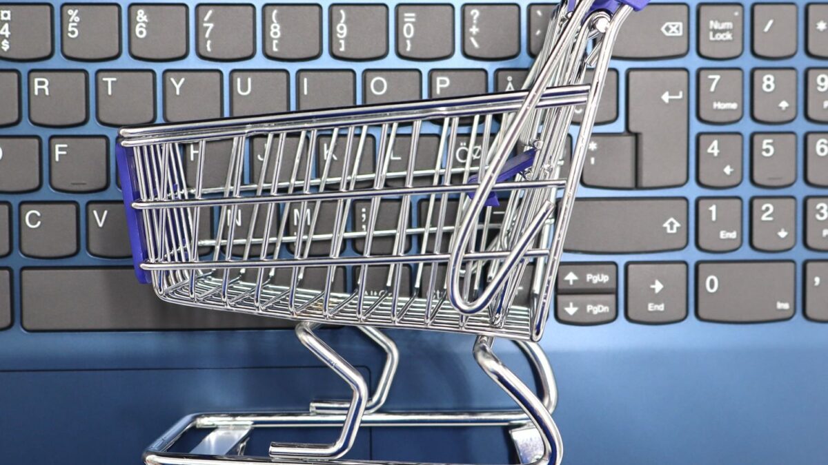 Online-Einkauf am Laptop mit Warenkorb
