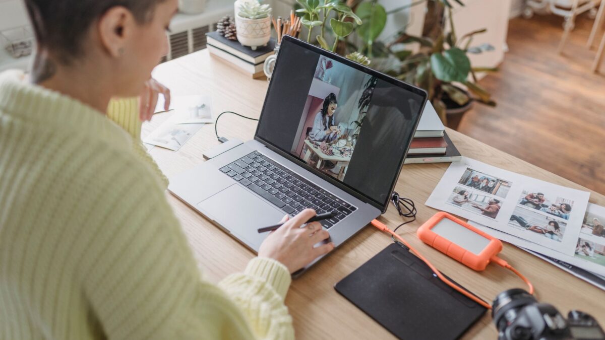 Fotografin bearbeitet Bilder am Laptop