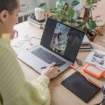 Fotografin bearbeitet Bilder am Laptop