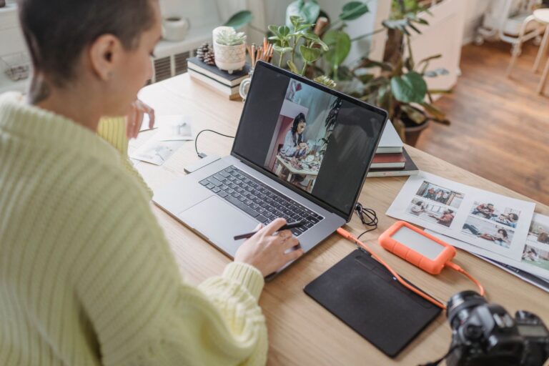 Fotografin bearbeitet Bilder am Laptop