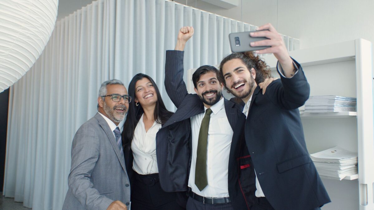 Team plant Social-Media-Inhalte am Bildschirm