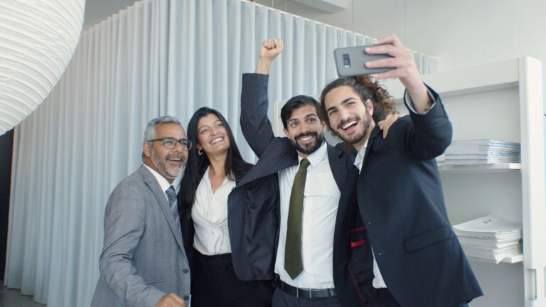 Team plant Social-Media-Inhalte am Bildschirm