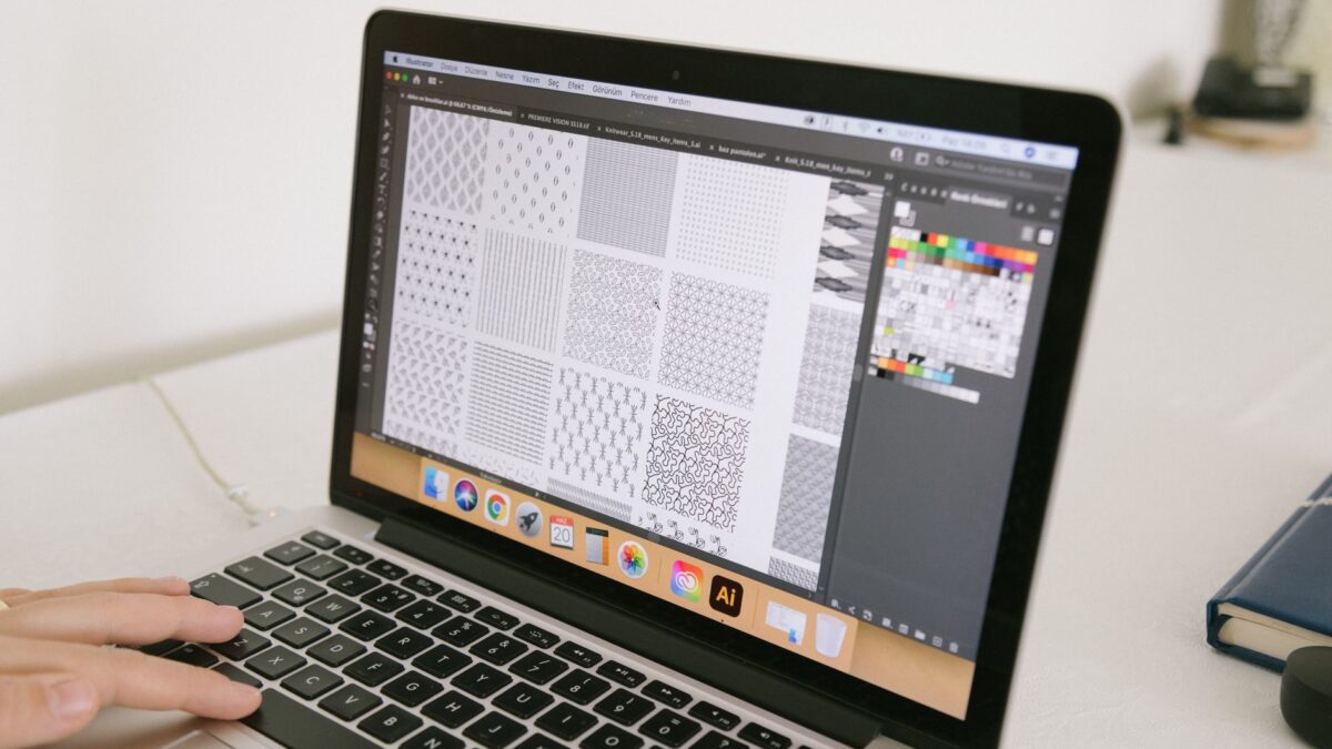 Arbeitsplatz mit Layout-Software auf dem Bildschirm