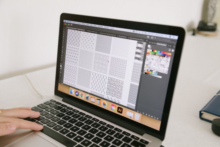 Arbeitsplatz mit Layout-Software auf dem Bildschirm